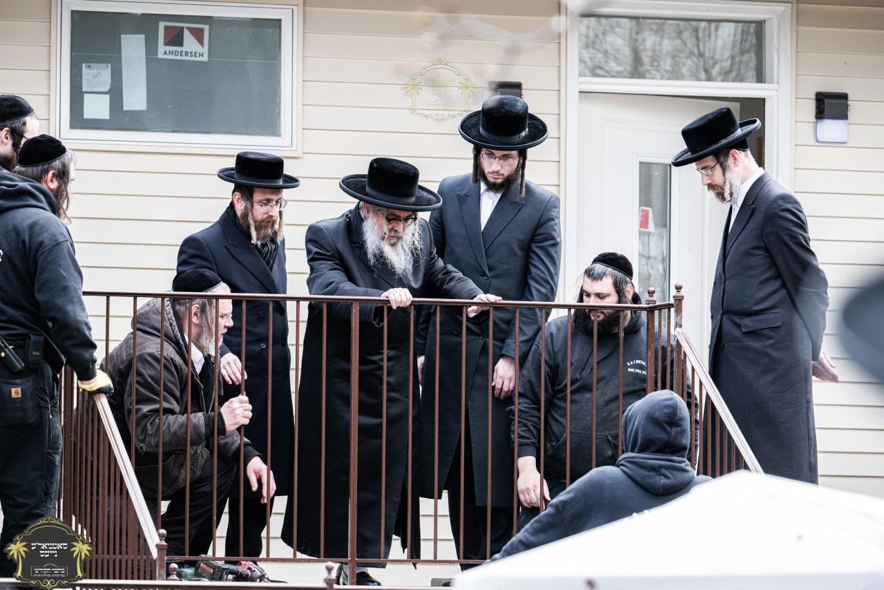 חביבות המצווה: האדמו"ר התקין מעקה באגף החדש בביתו