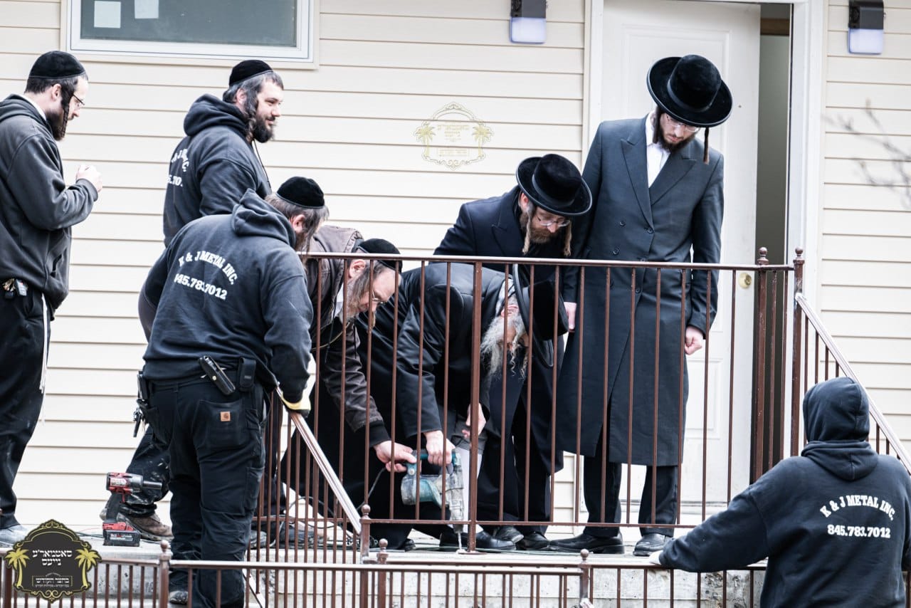 חביבות המצווה: האדמו"ר התקין מעקה באגף החדש בביתו