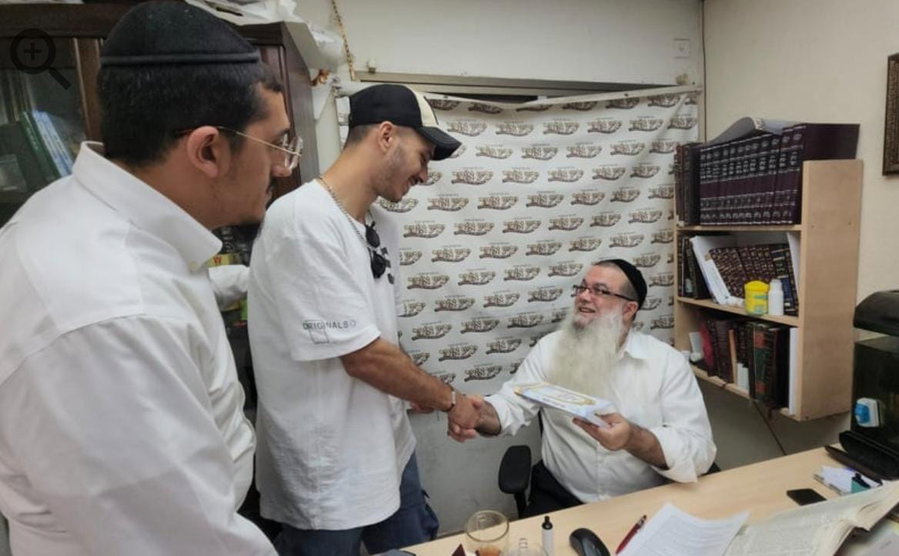 בתמונה: בשיעור עם הרב יהונתן פרטוש ומזכה הרבים הגאון רבי יגאל כהן, ראש מוסדות 'יביע אומר'