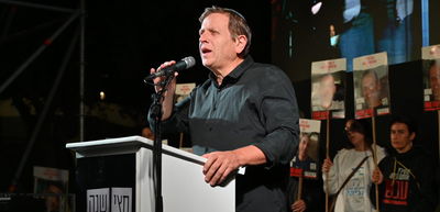 אביו של החייל שנפל ריגש בעצרת החטופים: "אשלח אותם שוב!"