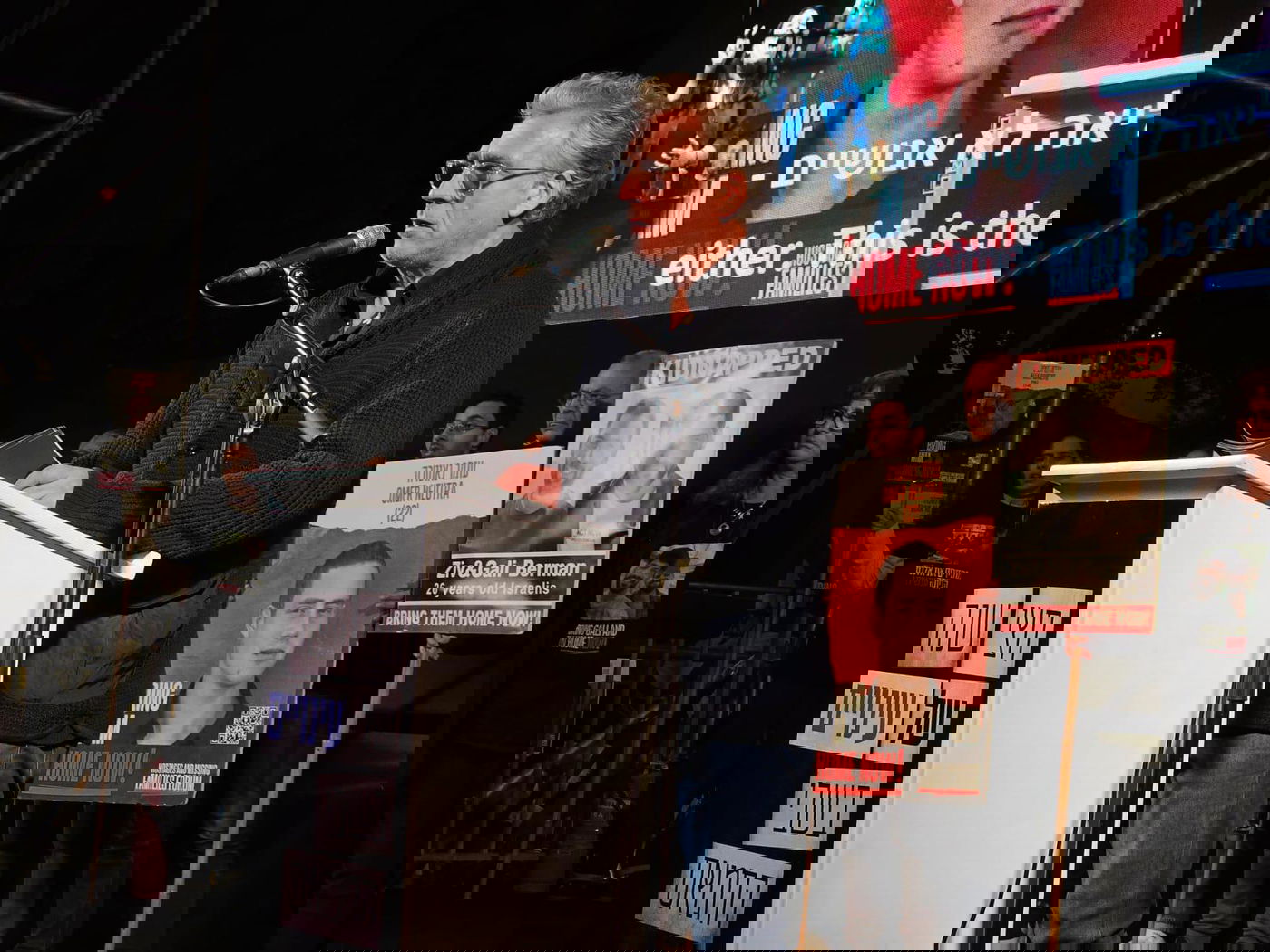 אביו של החייל שנפל ריגש בעצרת החטופים: "אשלח אותם שוב!"