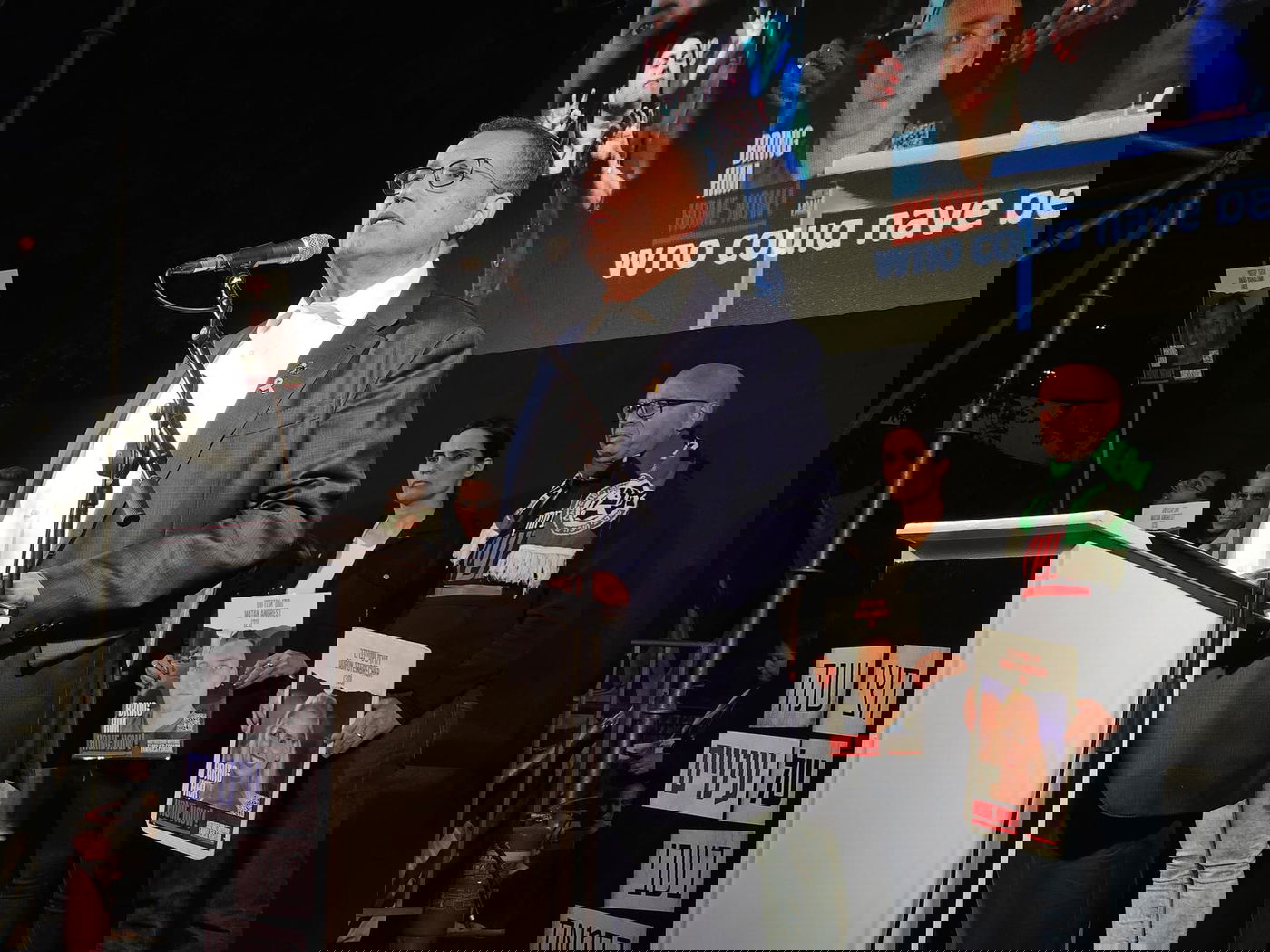 אביו של החייל שנפל ריגש בעצרת החטופים: "אשלח אותם שוב!"