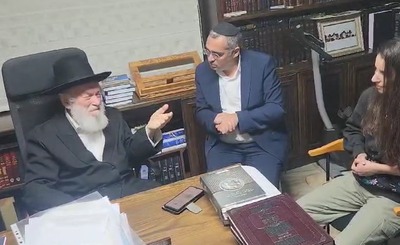 הרב זילברשטיין עם משפחות החטופים