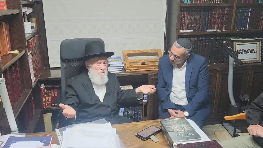 תיעוד נוסף של הגר"י זילברשטיין פורץ בבכי עם המשפחות