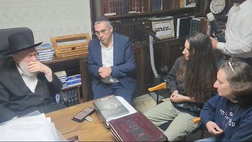 הגר"י זילברשטיין פורץ בבכי עם המשפחות