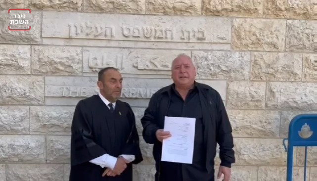 אמסלם בפתח בית המשפט העליון בירושלים עם עו"ד מוטי שמעון והעתירה לבג"ץ על גיוס ערבים