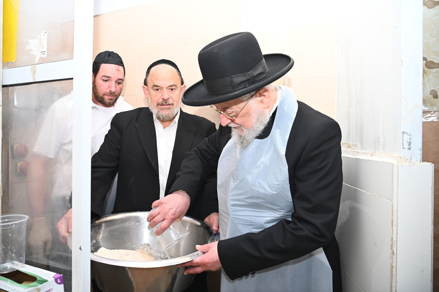 הרב ישראל מאיר לאו באפיית מצות