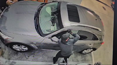 מגיע לרכב החונה, מצליח לפתוח את החלון ולבזוז | צפו