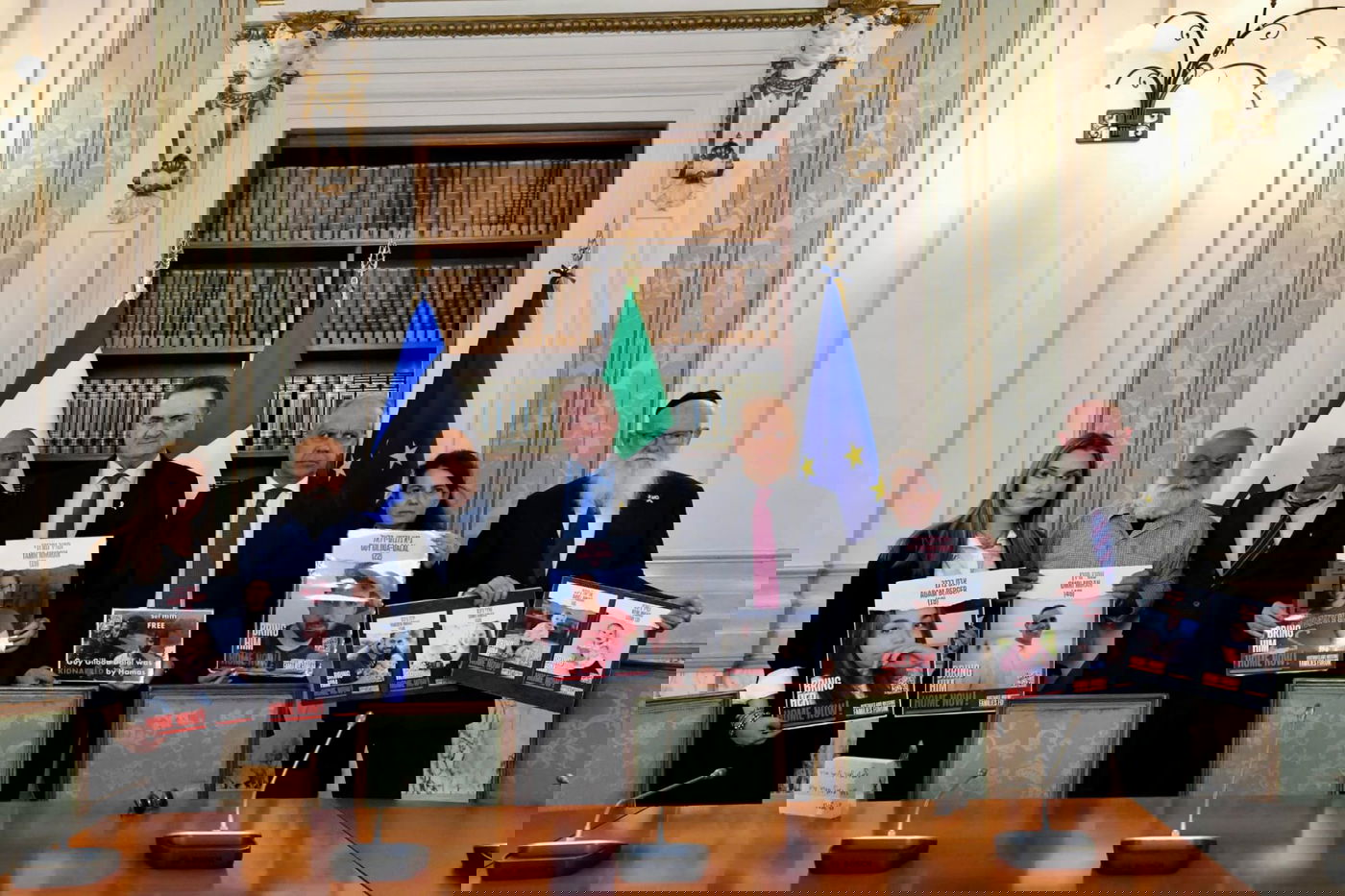 משפחות החטופים עם שר החוץ ישראל כץ ושר החוץ האיטלקי מתאו פיאנטדוסי