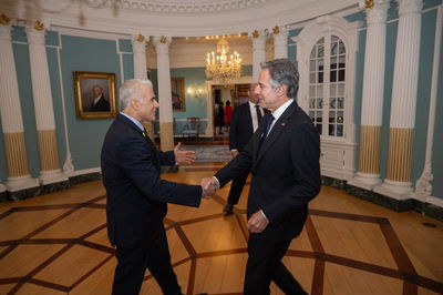 לפיד נפגש עם בלינקן: "מאוחדים סביב הקריאה להשבת החטופים"