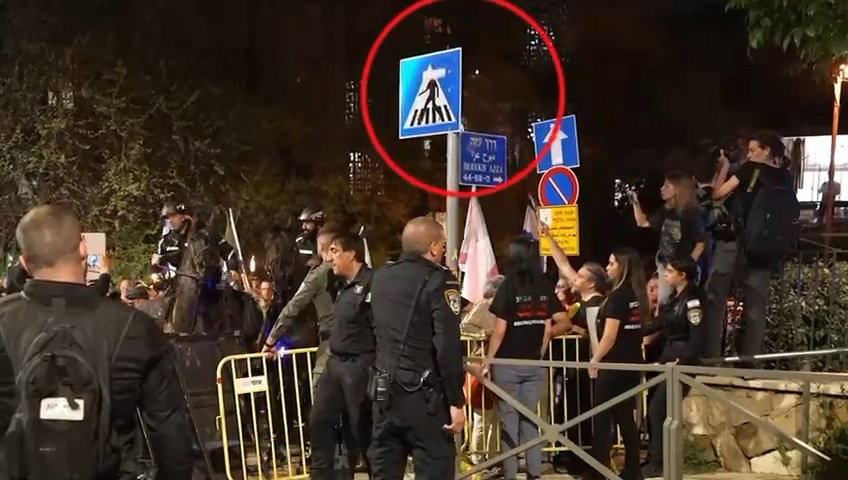 רוי גורדון משליך את האבוקה בהפגנה ברחוב עזה בירושלים