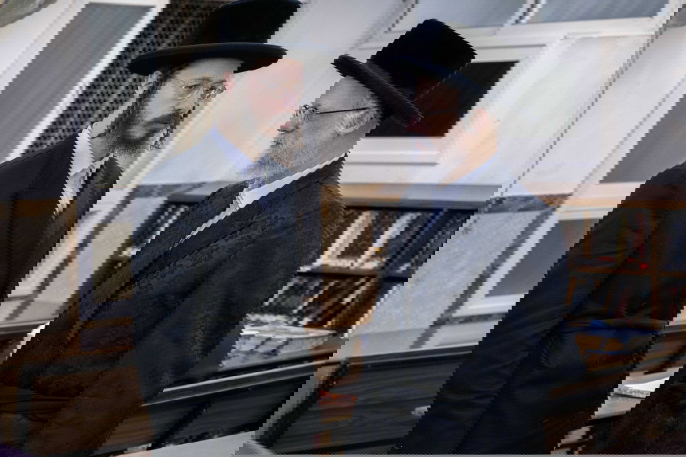 האדמו"ר מסערט ויזניץ עם בנו חביבו הרב שלום עוזר בכולל