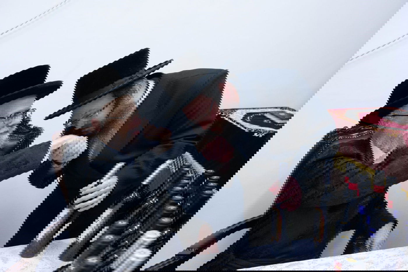 האדמו"ר הסתובב עם בנו בין הלומדים - וחילק בקבוקי יין