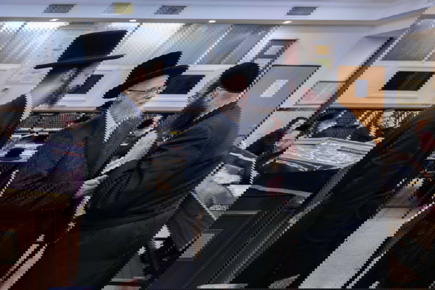 האדמו"ר הסתובב עם בנו בין הלומדים - וחילק בקבוקי יין