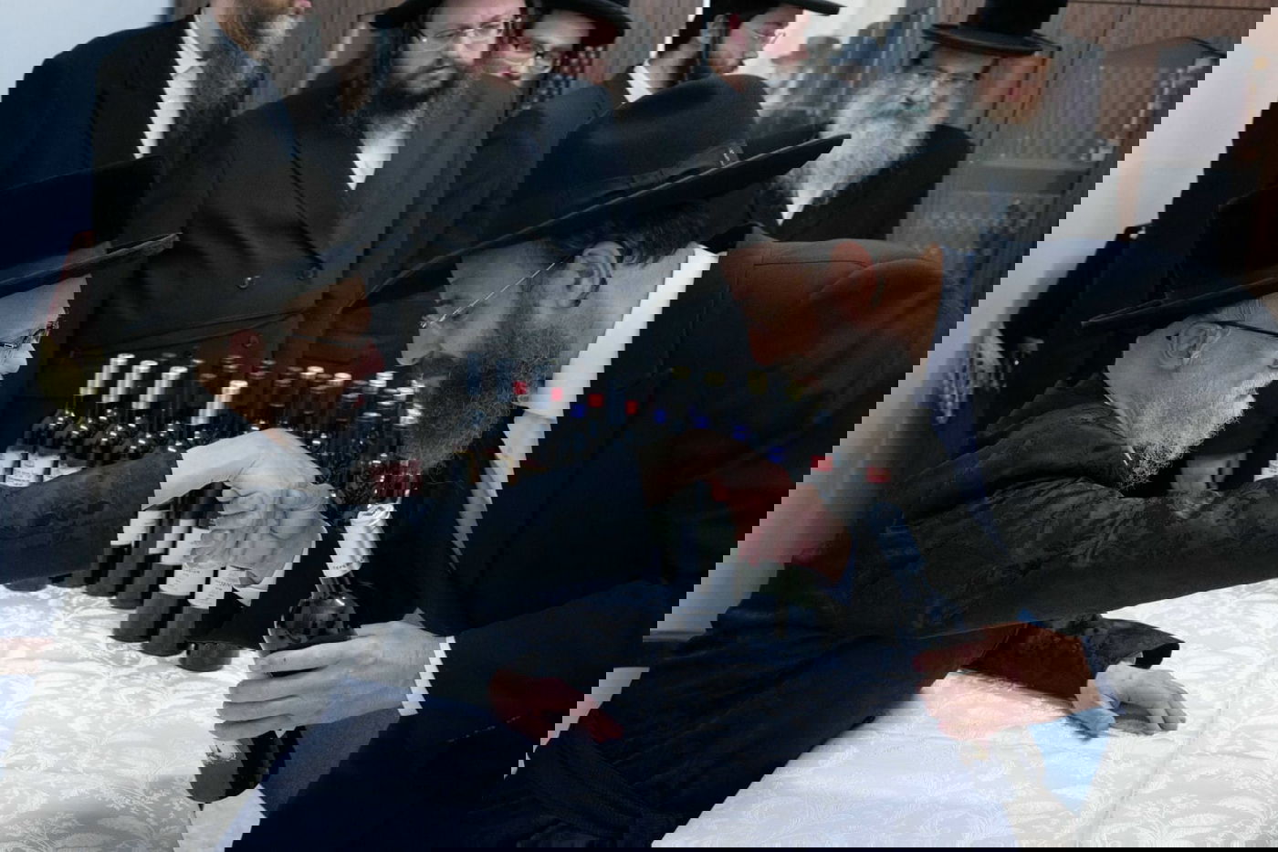 האדמו"ר הסתובב עם בנו בין הלומדים - וחילק בקבוקי יין