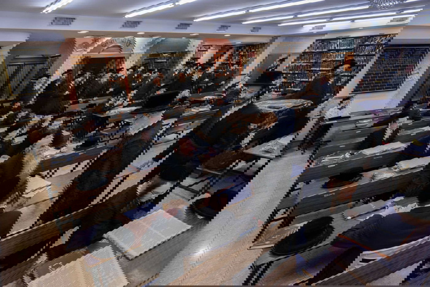 האדמו"ר הסתובב עם בנו בין הלומדים - וחילק בקבוקי יין