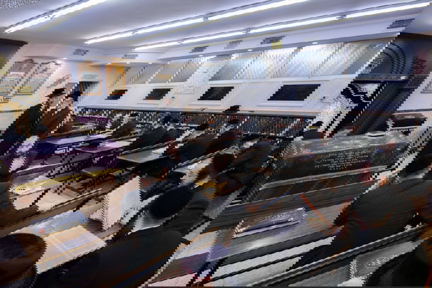 האדמו"ר הסתובב עם בנו בין הלומדים - וחילק בקבוקי יין