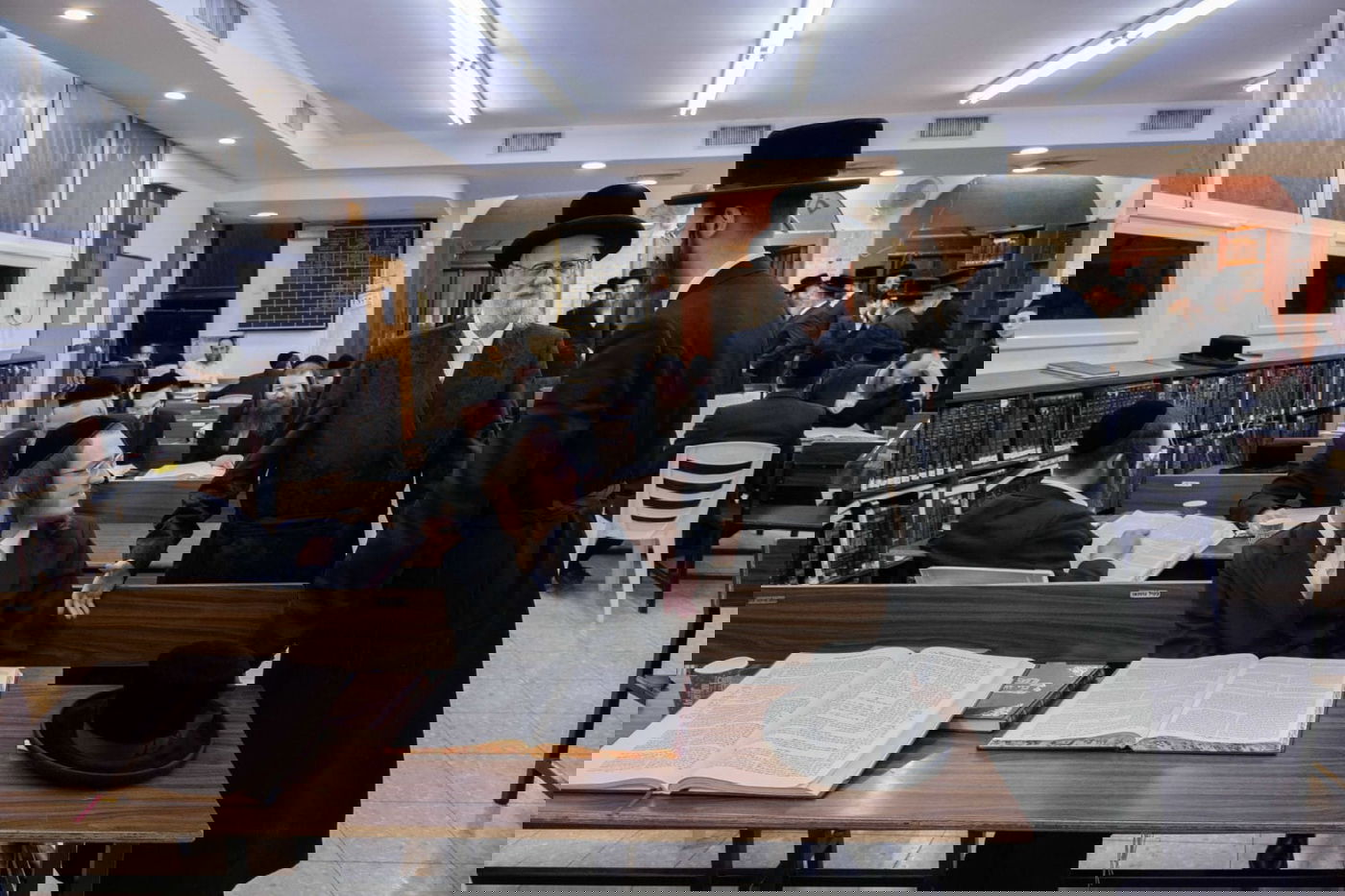 האדמו"ר הסתובב עם בנו בין הלומדים - וחילק בקבוקי יין