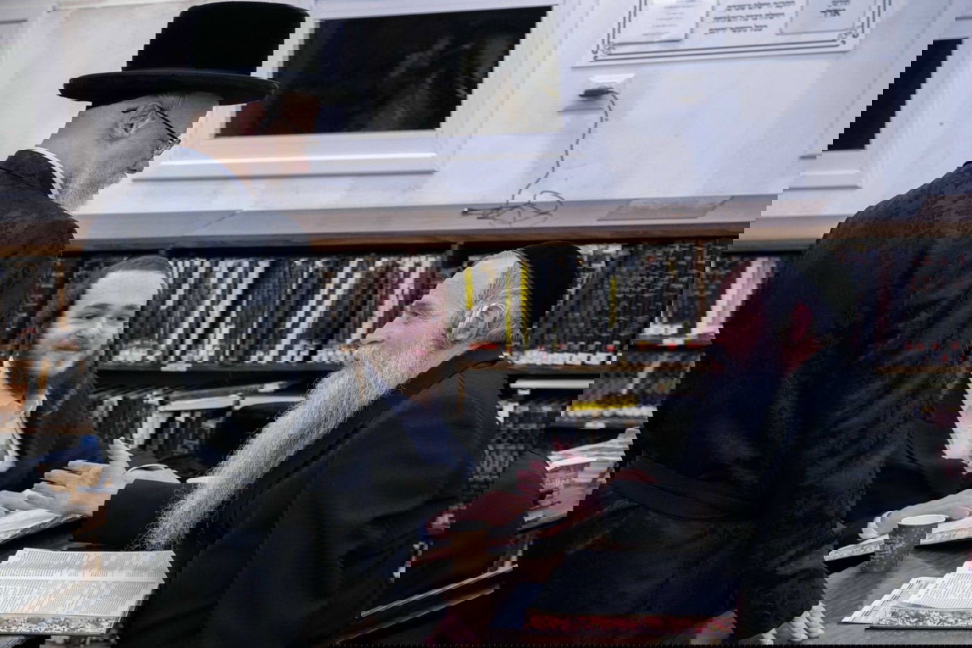 האדמו"ר הסתובב עם בנו בין הלומדים - וחילק בקבוקי יין