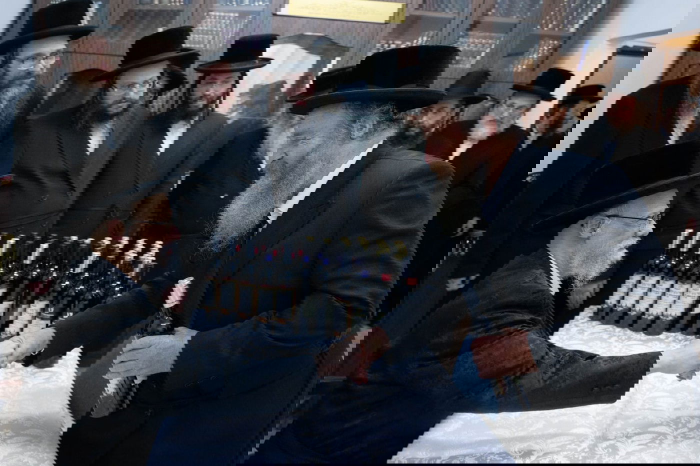 האדמו"ר הסתובב עם בנו בין הלומדים - וחילק בקבוקי יין