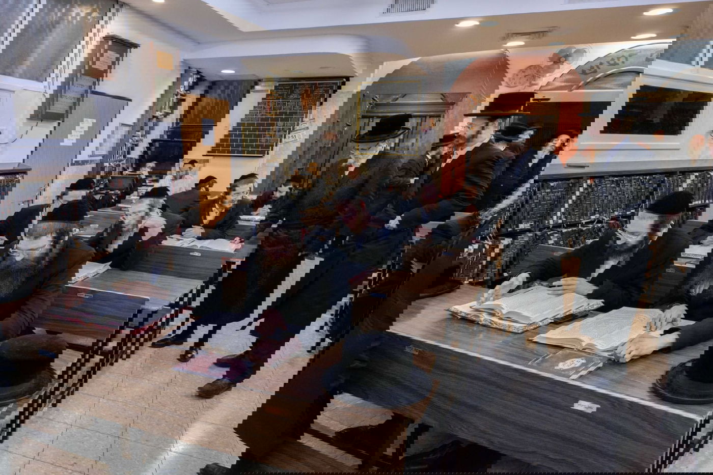 האדמו"ר הסתובב עם בנו בין הלומדים - וחילק בקבוקי יין