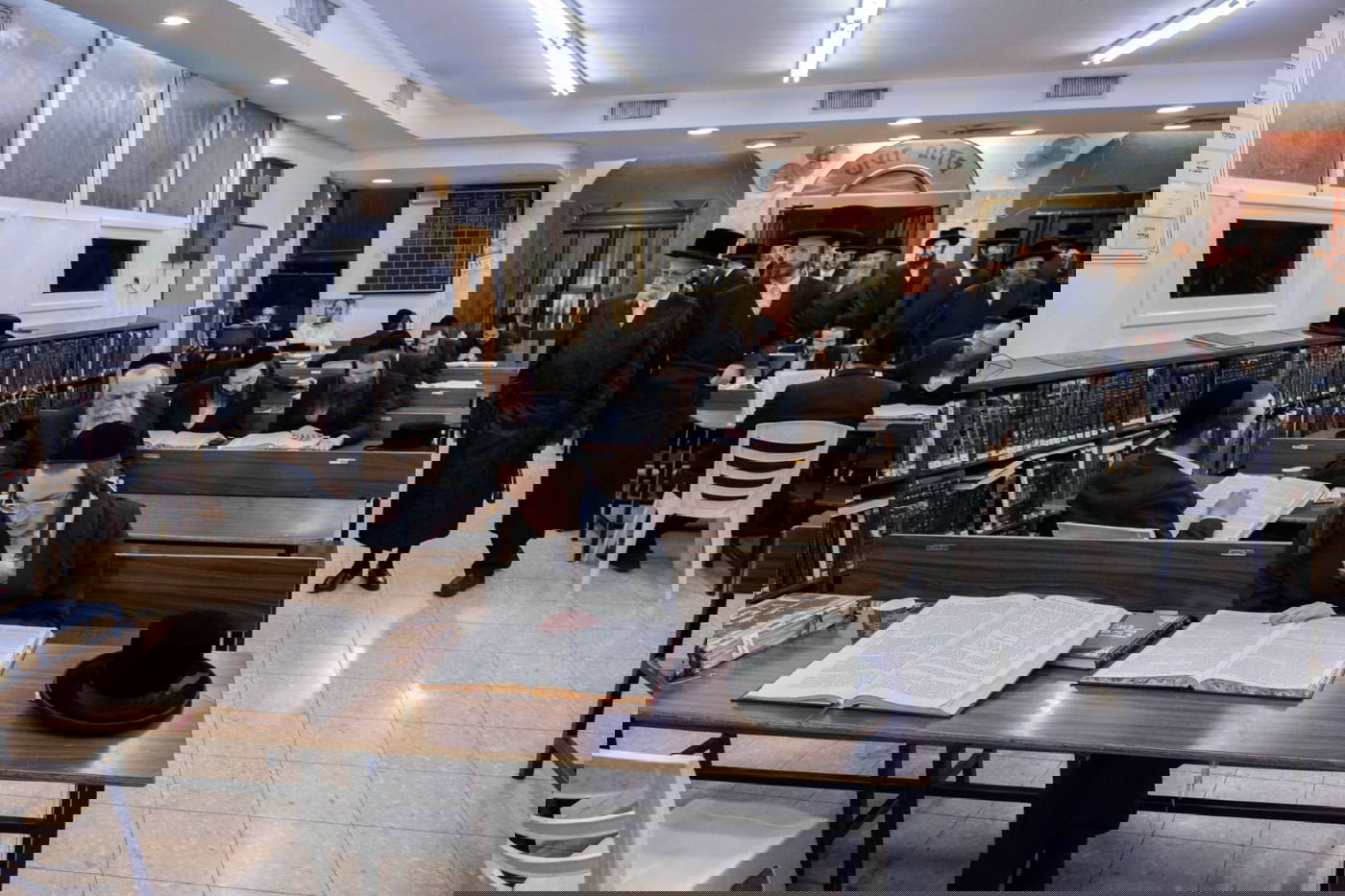 האדמו"ר הסתובב עם בנו בין הלומדים - וחילק בקבוקי יין