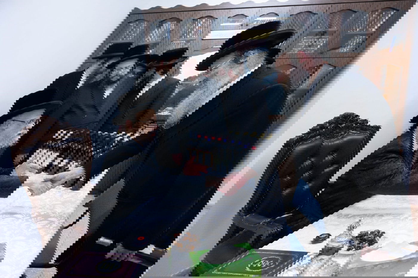 האדמו"ר הסתובב עם בנו בין הלומדים - וחילק בקבוקי יין