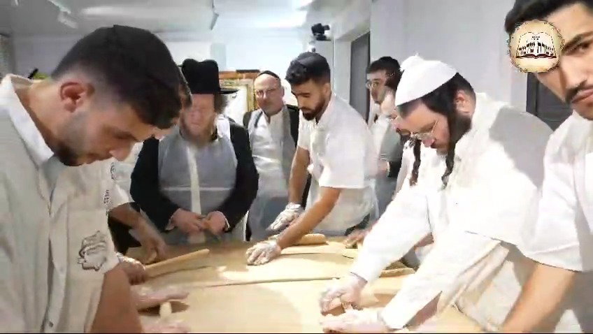 תיעוד: הגר"ד קוק בשאיבת מים שלנו מהכנרת ואפיית מצות במעונו עם הגרש"ב סורוצקין