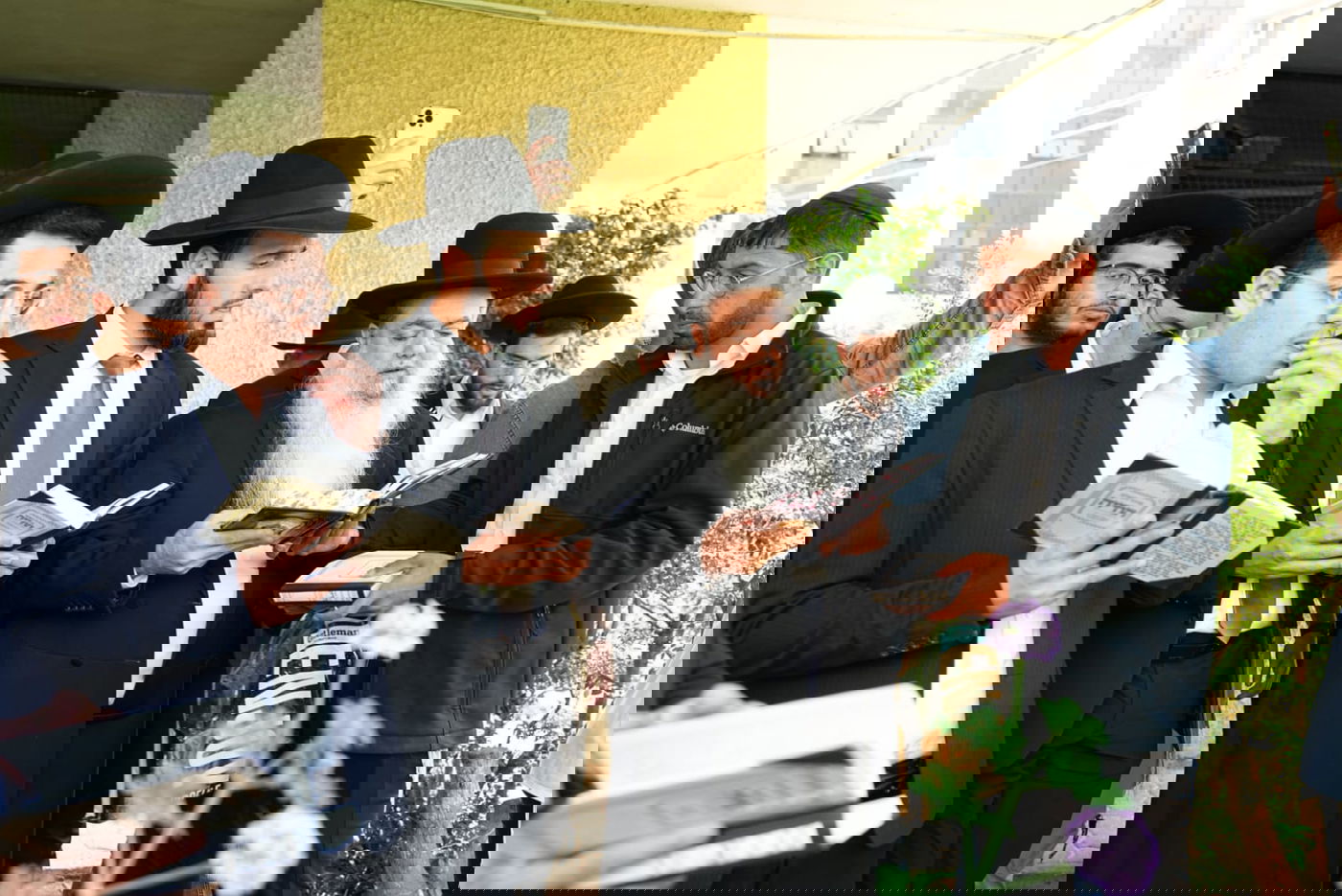 מזכה הרבים בירך ברכת האילנות עם תלמידיו • תיעוד