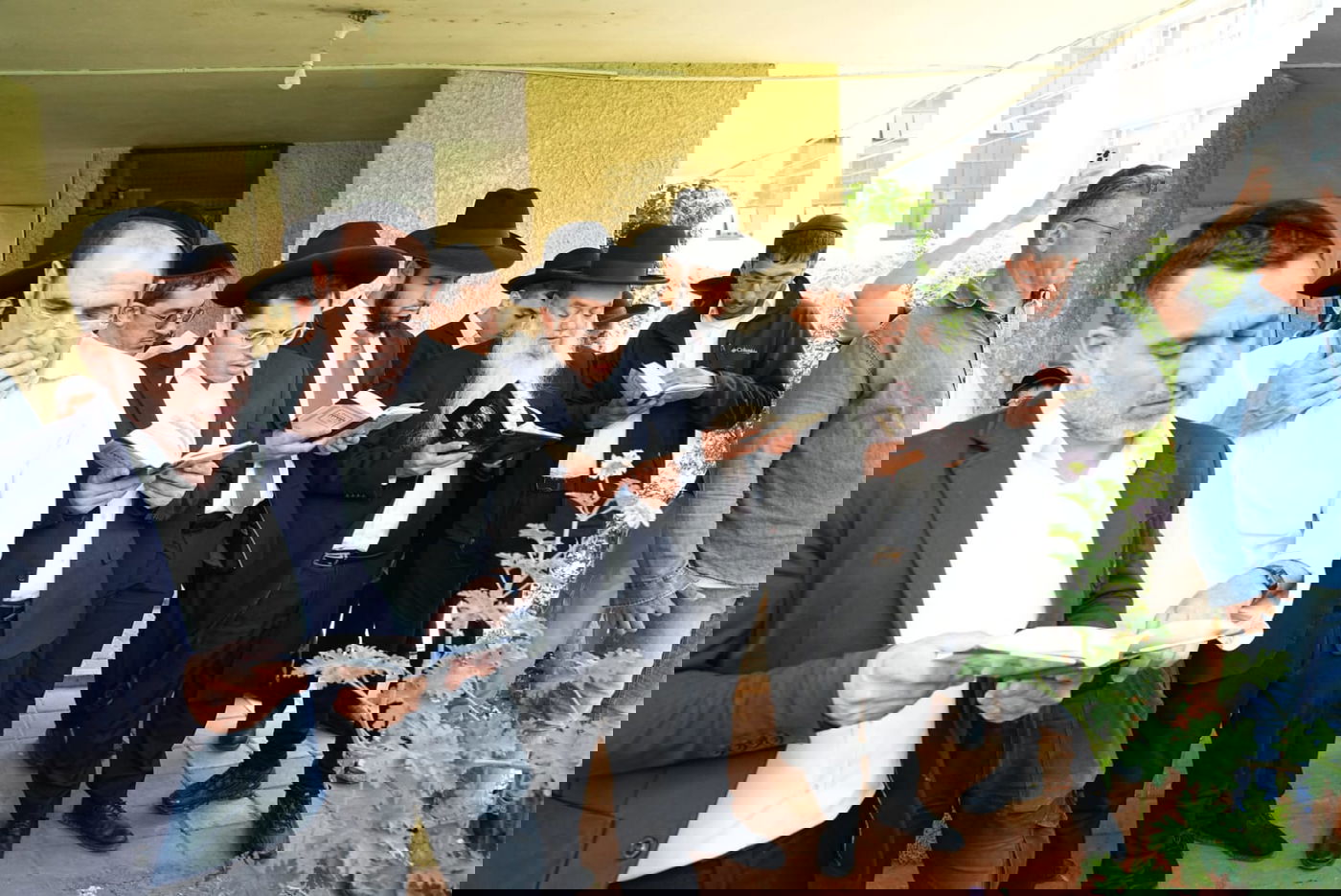 מזכה הרבים בירך ברכת האילנות עם תלמידיו • תיעוד