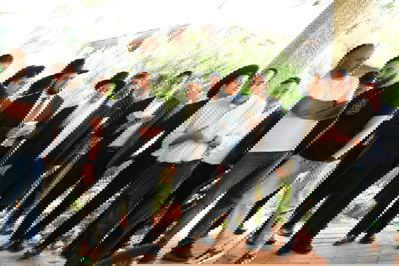 מזכה הרבים בירך ברכת האילנות עם תלמידיו • תיעוד