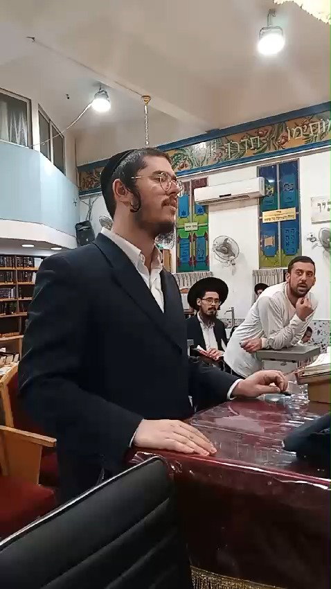 צפו בגאון רבי דוד קוק מוסר את הוראתו של אביו הגאון רבי דב קוק בהיכל בית המדרש של הגר"ד בטבריה