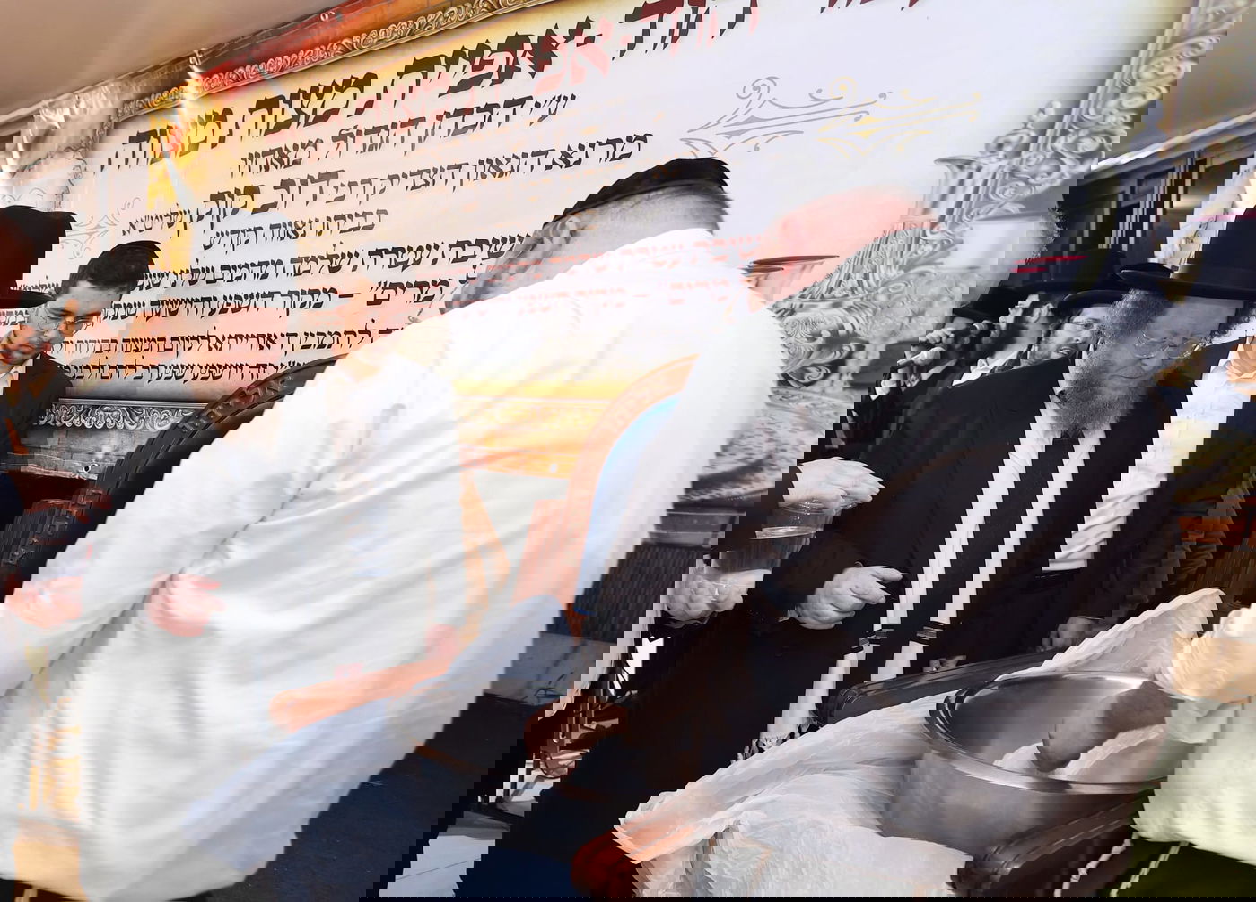 הגרש"ב סורוצקין באפיית מצות במעונו של הגר"ד קוק ותיעוד משאיבת "מים שלנו" ע"י הגר"ד קוק מהכנרת