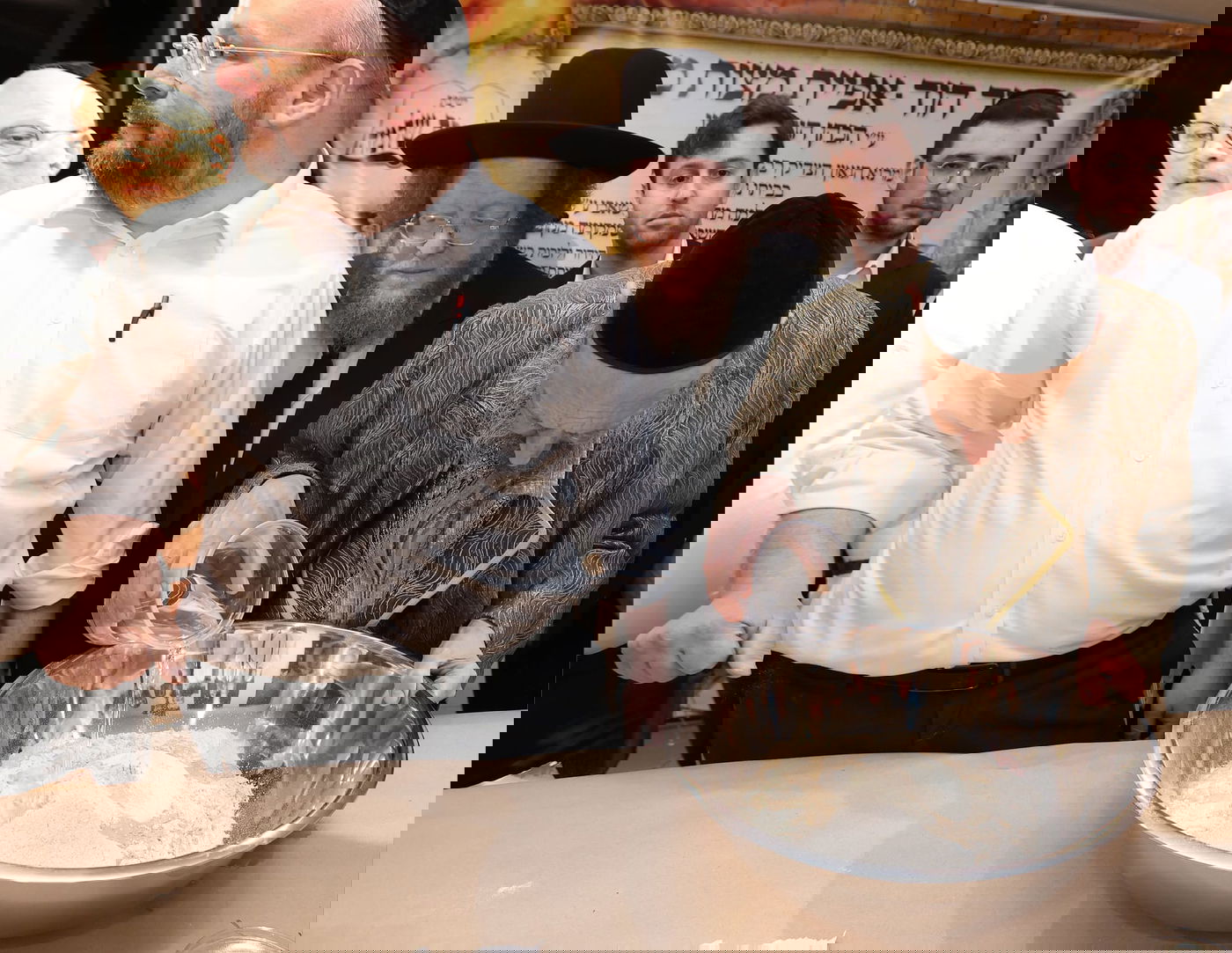 הגרש"ב סורוצקין באפיית מצות במעונו של הגר"ד קוק ותיעוד משאיבת "מים שלנו" ע"י הגר"ד קוק מהכנרת