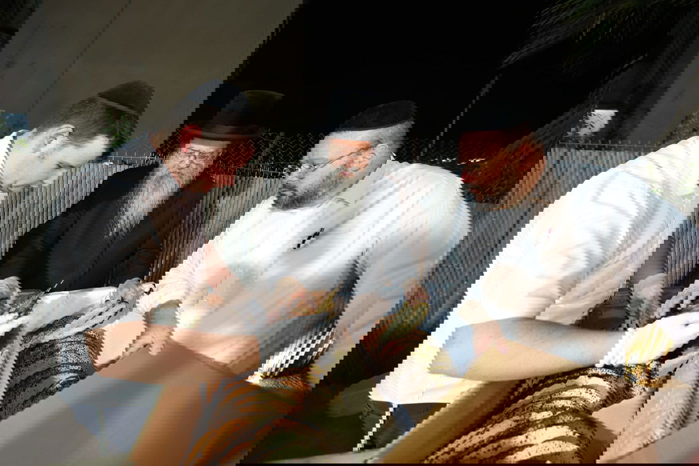 הגרש"ב סורוצקין באפיית מצות במעונו של הגר"ד קוק ותיעוד משאיבת "מים שלנו" ע"י הגר"ד קוק מהכנרת