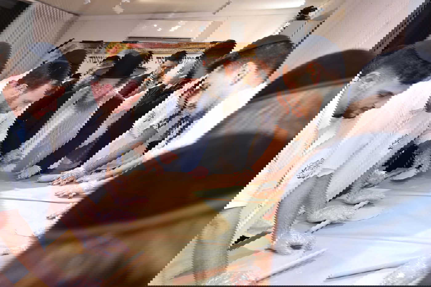 הגרש"ב סורוצקין באפיית מצות במעונו של הגר"ד קוק ותיעוד משאיבת "מים שלנו" ע"י הגר"ד קוק מהכנרת