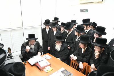 בני החבורה הצעירים עלו למעונו של אב"ד קרית ויז'ניץ