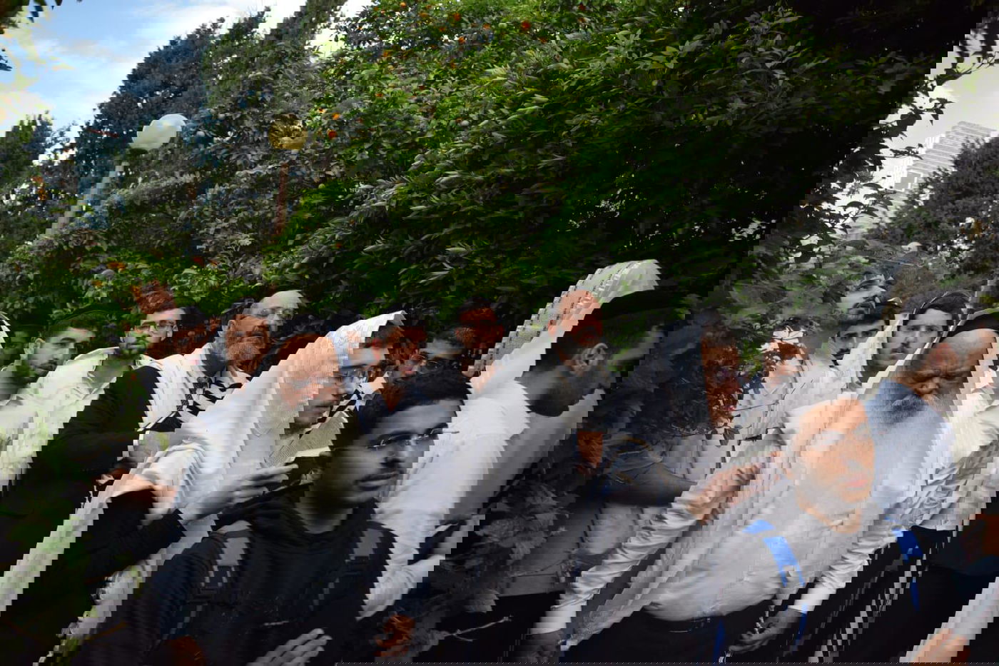 האחים מזכי הרבים בברכת האילנות בלב היער | תיעוד