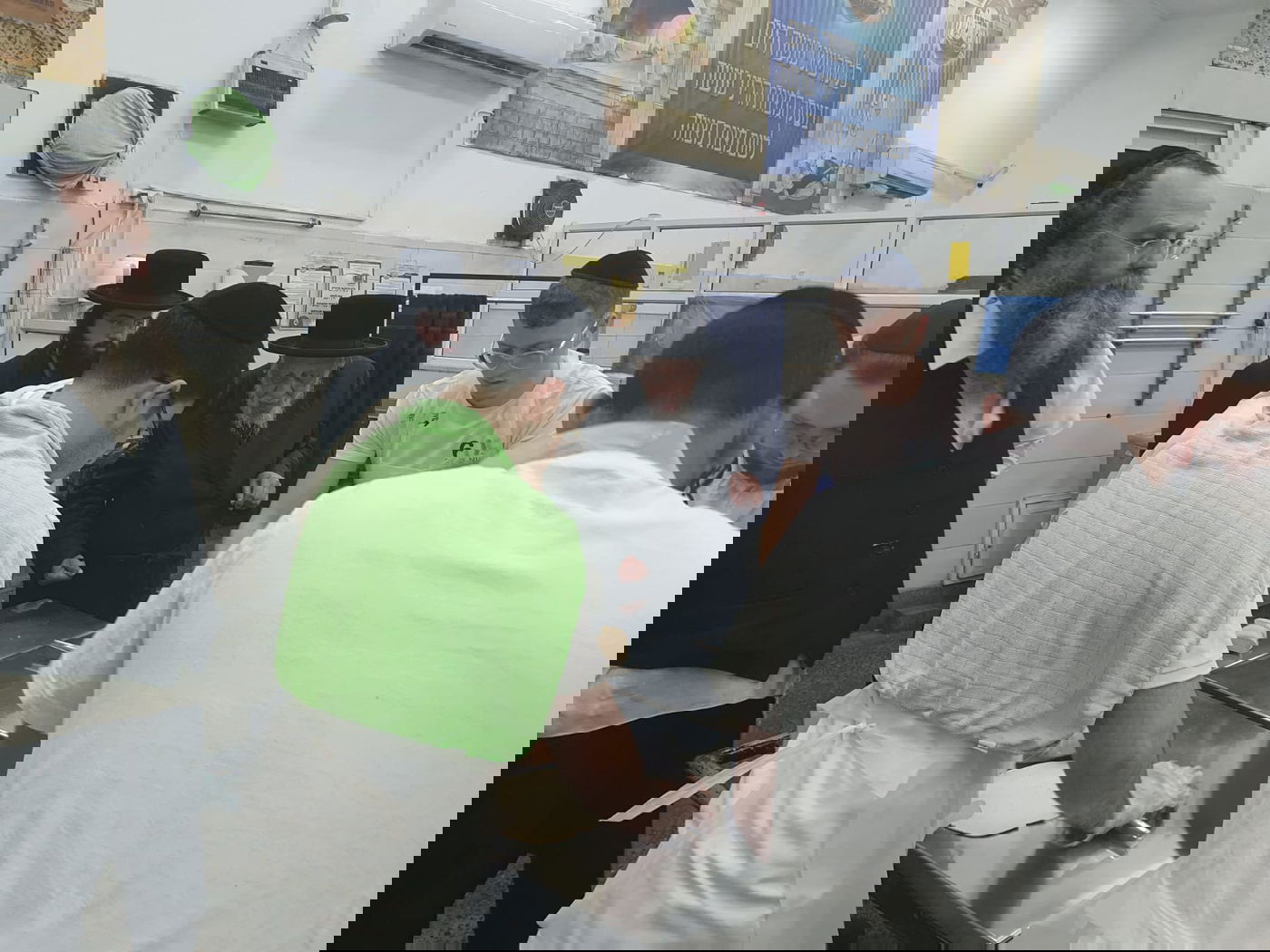 האדמו"ר מקופשניץ באפיית מצות 