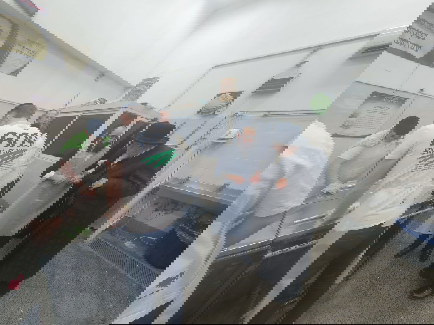 האדמו"ר מקופשניץ באפיית מצות 