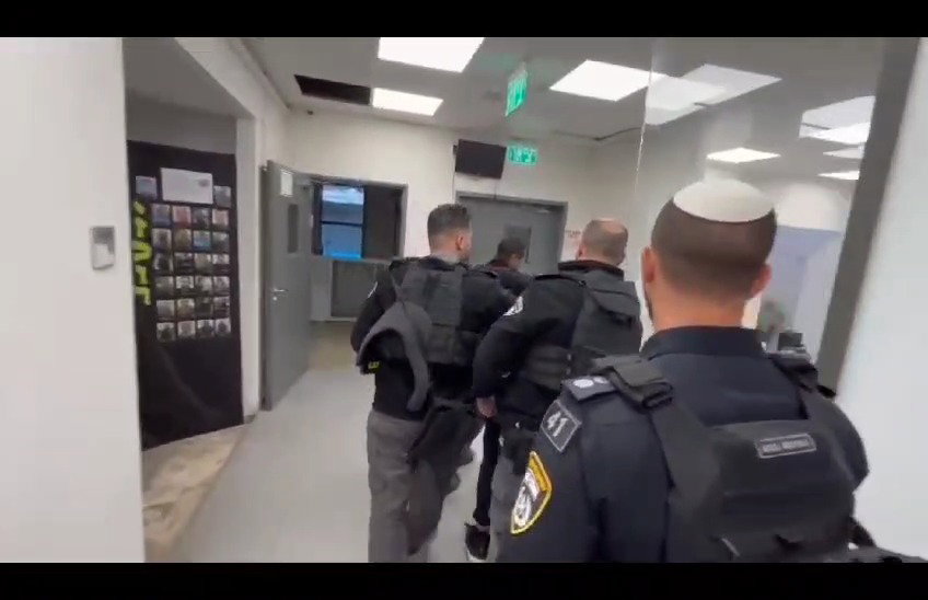 תיעוד המעשה ומעצרם של חלק מהחשודים ע״י השוטרים