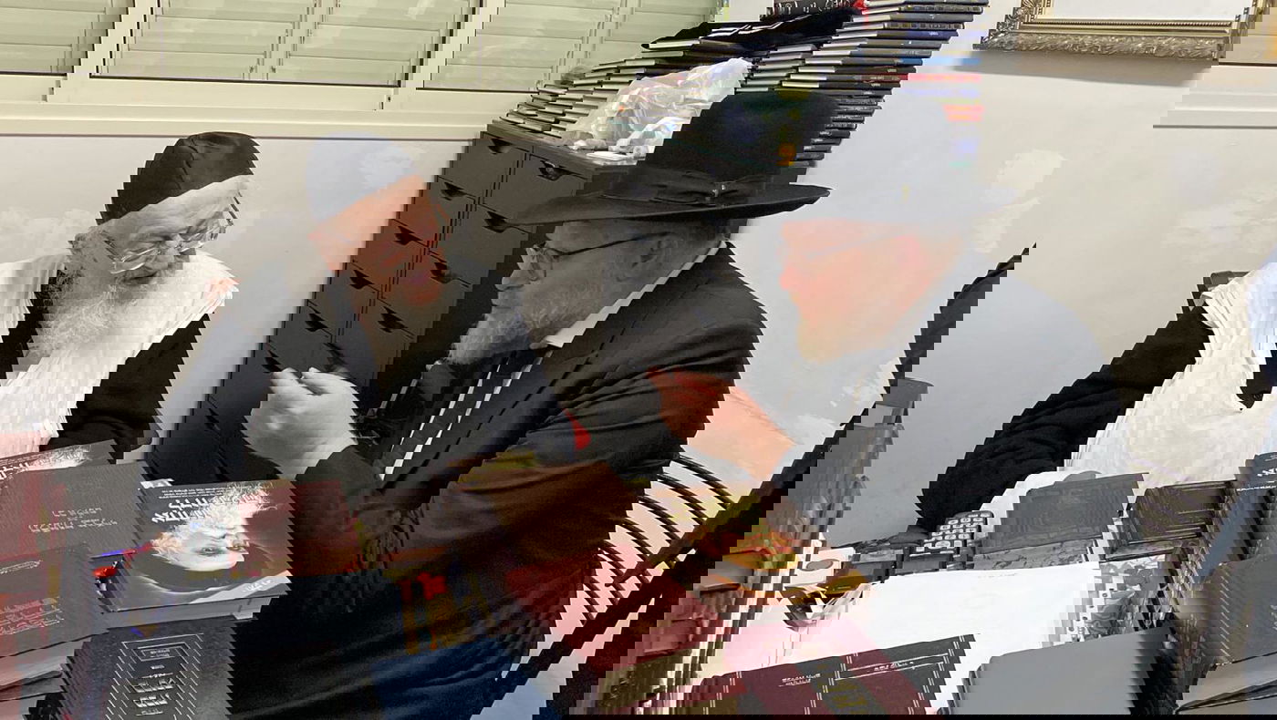 הרב מלר מגיש לגדולי ישראל את ספרו החדש, בו נאמרו דבריו של הגרמ"ד