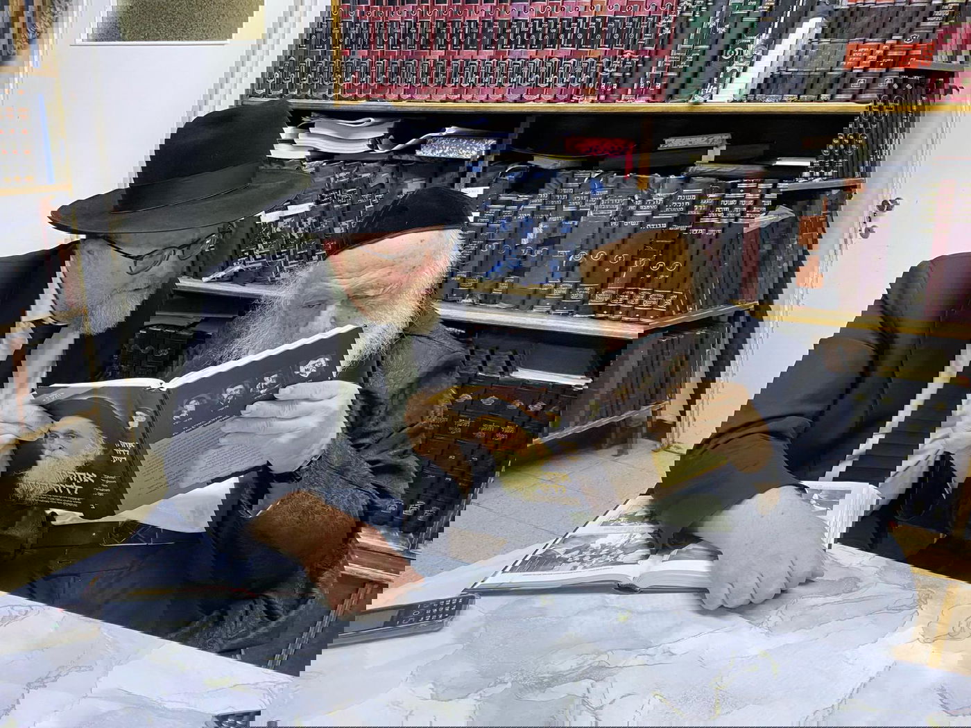 הרב מלר מגיש לגדולי ישראל את ספרו החדש, בו נאמרו דבריו של הגרמ"ד