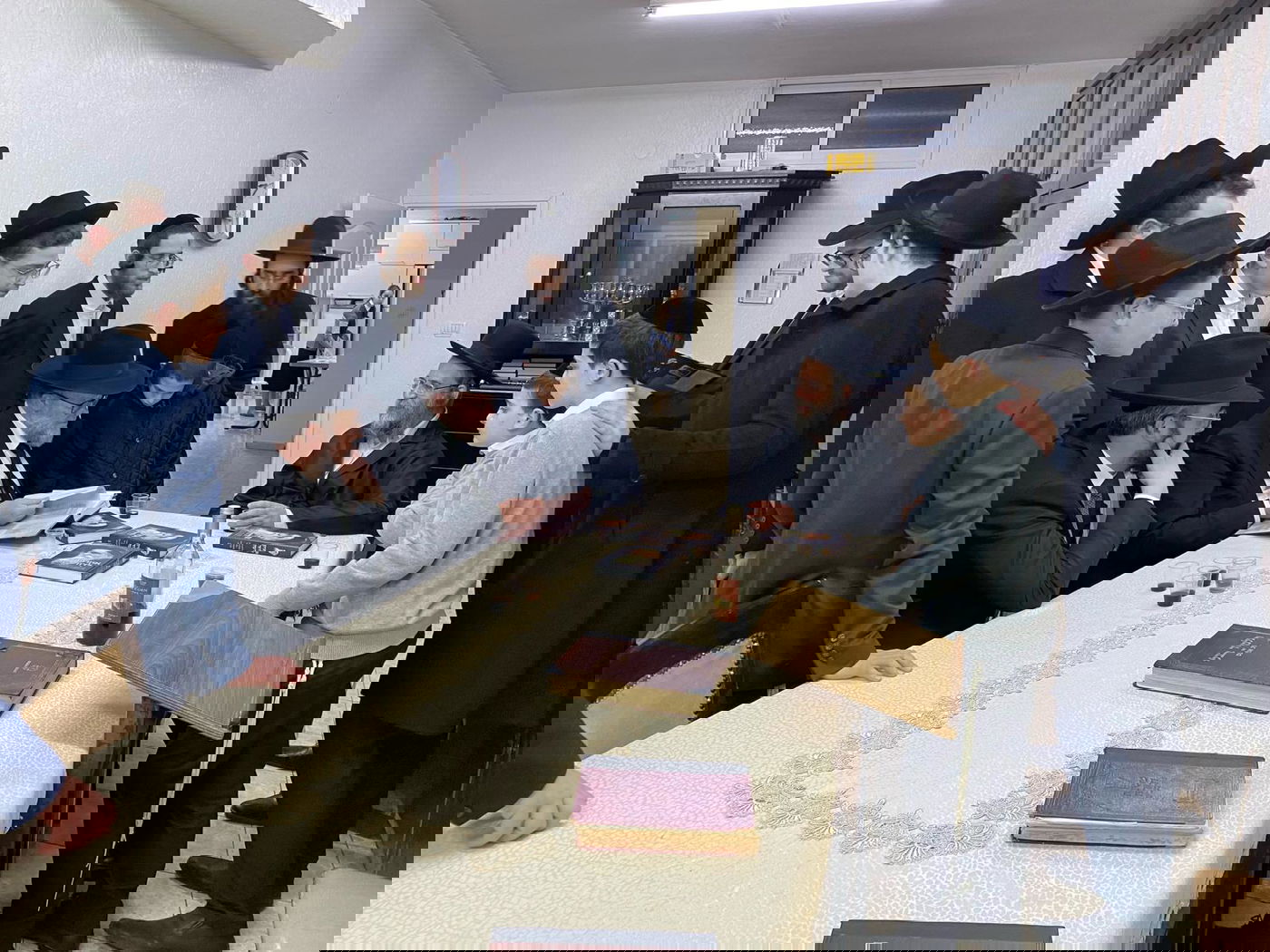 הרב מלר מגיש לגדולי ישראל את ספרו החדש, בו נאמרו דבריו של הגרמ"ד