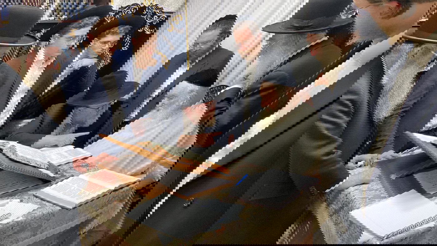 הרב מלר מגיש לגדולי ישראל את ספרו החדש, בו נאמרו דבריו של הגרמ"ד