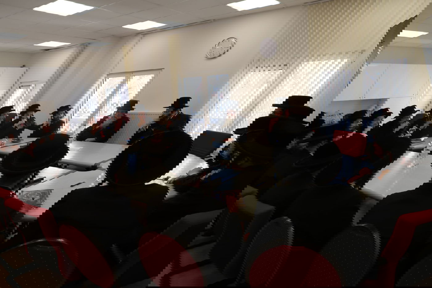 אברכי סאטמאר בבחינה אצל גאב"ד אנטווערפן