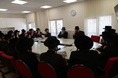 אברכי סאטמאר בבחינה אצל גאב"ד אנטווערפן