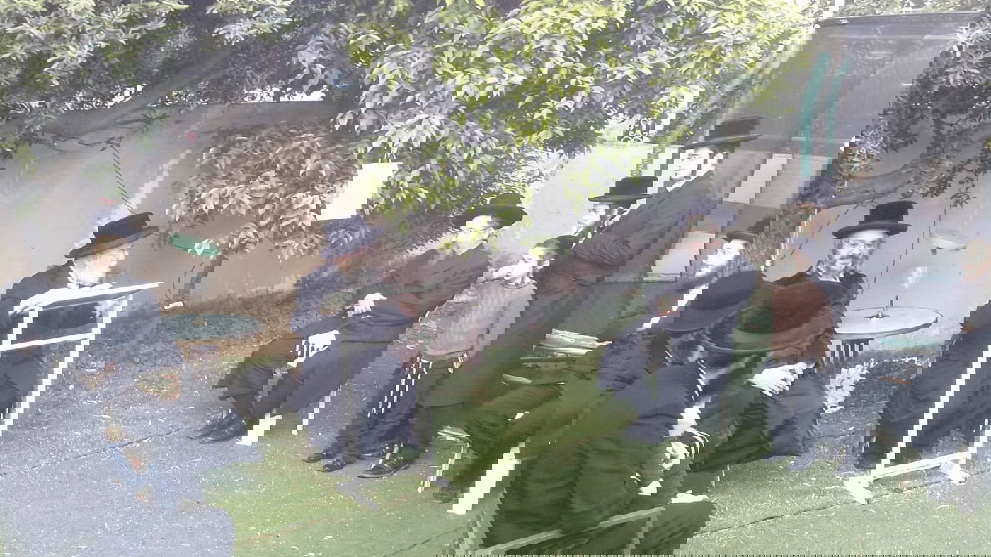 הגרי"מ ארלנגר בברכת האילנות