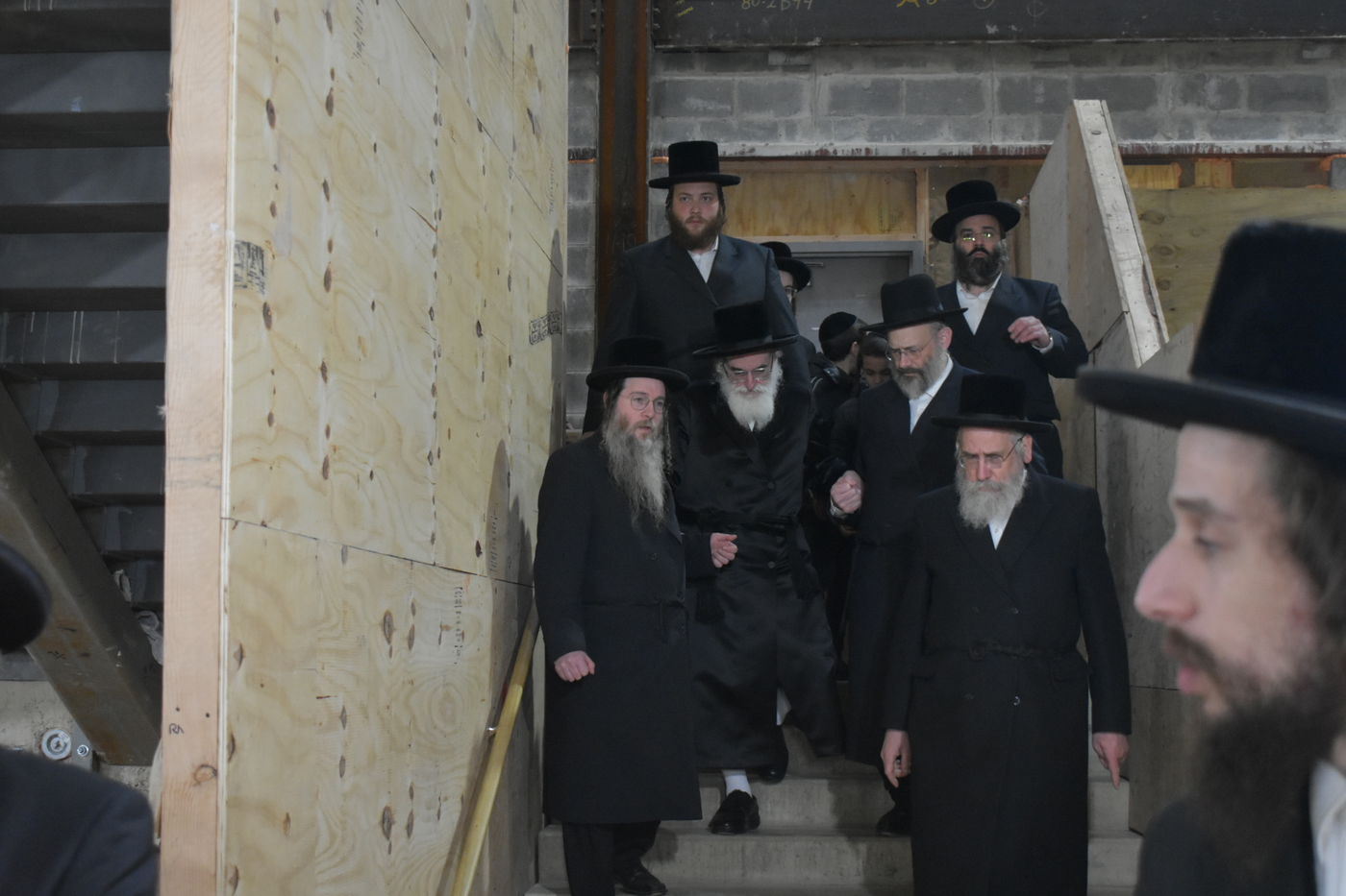 האדמו"ר מויזניץ בביקור בשיכון סקווירא