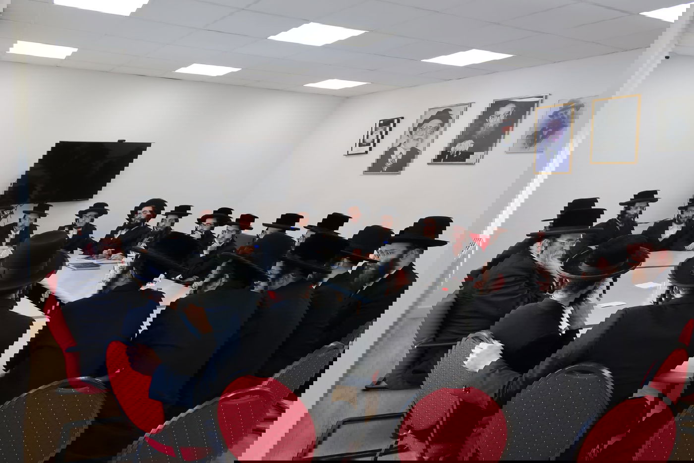 אברכי סאטמאר בבחינה אצל גאב"ד אנטווערפן